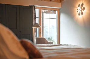 5 makuuhuonetta, työpöytä, äänieristys, silitysrauta/-lauta