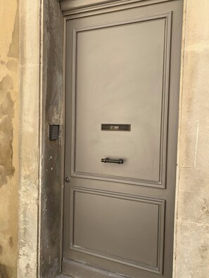 Exterior detail - La Majorelle du Palais des Papes (Duplex Terrace overlooking the Palais des Papes + air conditioning) (Avignon)