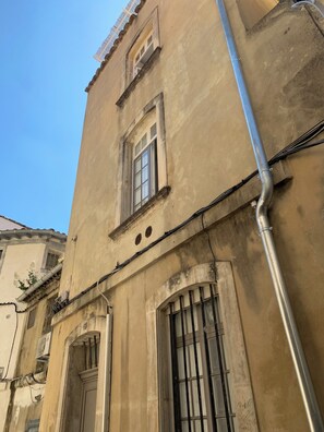 Exterior detail - La Majorelle du Palais des Papes (Duplex Terrace overlooking the Palais des Papes + air conditioning) (Avignon)