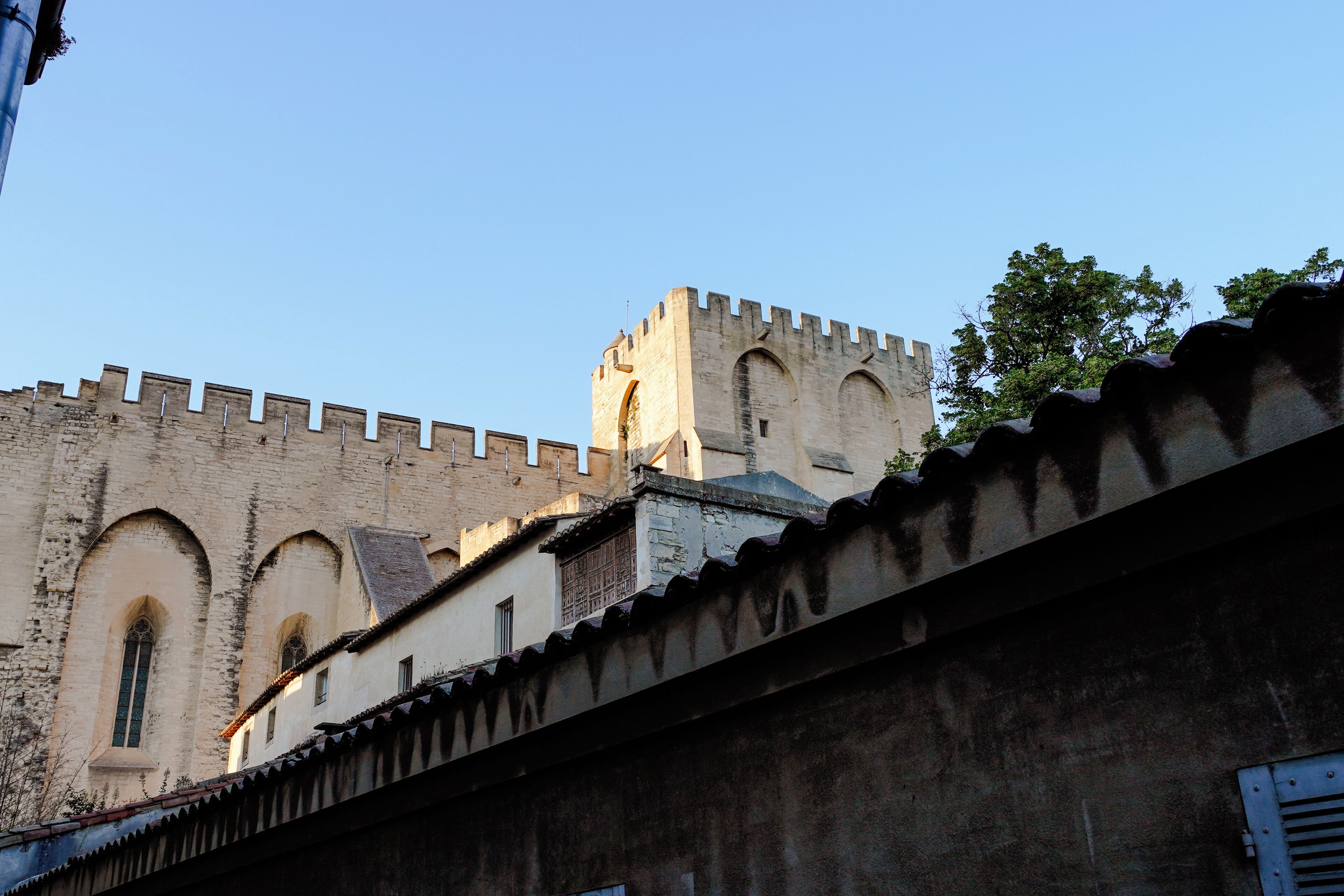Un bâtiment historique doté d’arcatures et d’une tour imposante.