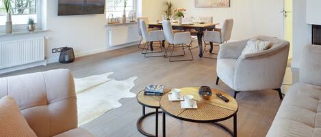 Televisión, chimenea y tenis de mesa