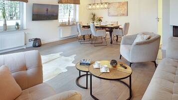 Télévision, cheminée, table de tennis de table