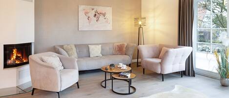 Télévision, cheminée, table de tennis de table