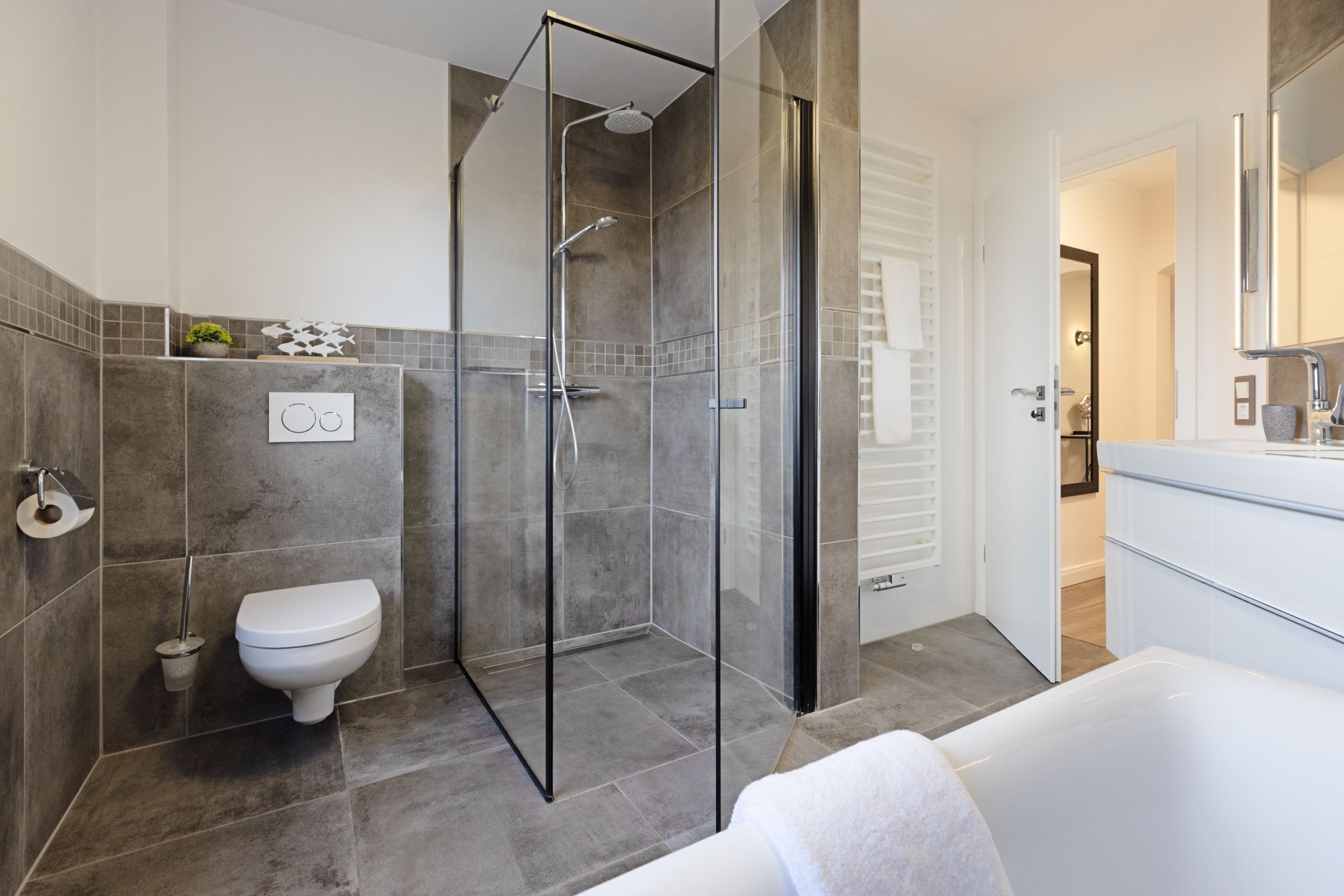 Douche, sèche-cheveux, serviettes fournies