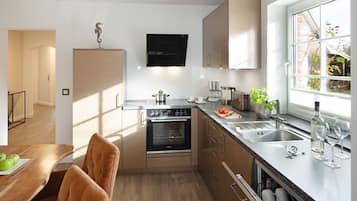 Een koelkast, een oven, een kookplaat, een vaatwasser