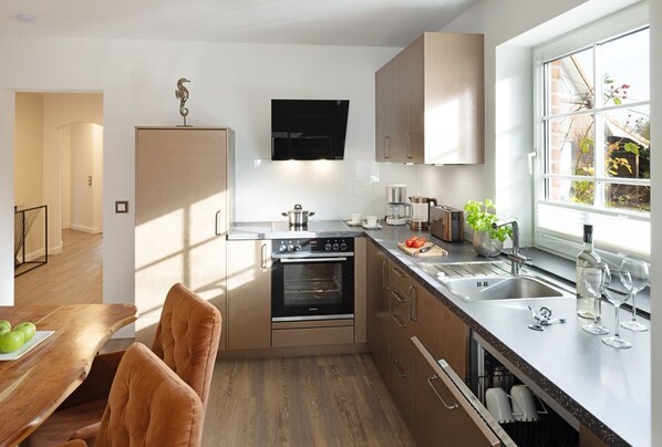 ثلاجة، فرن، موقد طهي مسطح، غسالة أطباق