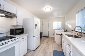 Microwave, oven, stovetop, dishwasher - 2BR Single-Family Near Downtown—Pet-Friendly, Fenced, Zoo & Golf Nearby (Sacramento)
