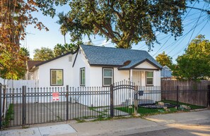 Exterior - 2BR Single-Family Near Downtown—Pet-Friendly, Fenced, Zoo & Golf Nearby (Sacramento)