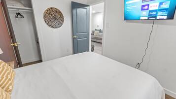 Tabla de planchar con plancha, wifi y ropa de cama