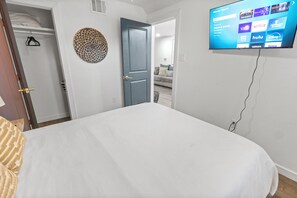 Iron/ironing board, WiFi, bed sheets - Chic 2BR Getaway Near NRG & Downtown (Houston)