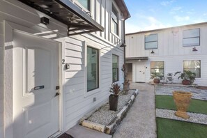 Exterior detail - Chic 2BR Getaway Near NRG & Downtown (Houston)