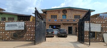 Fachada de la propiedad