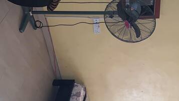 Comfort eenpersoonskamer | Een bureau