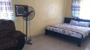 Quarto solteiro conforto | Escrivaninha