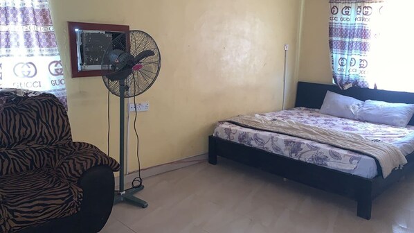 Comfort Single Room | Desk