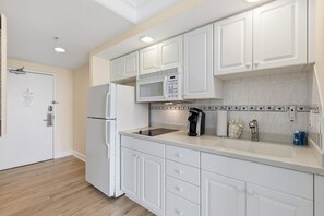 Coffee/tea maker, fridge, microwave, stovetop