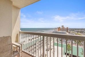 Property grounds - Oceanfront Studio with Balcony, Beach Access & Pools – Daytona Delight (Daytona Beach)