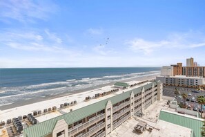 On the beach - Oceanfront Studio with Balcony, Beach Access & Pools – Daytona Delight (Daytona Beach)