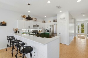 Fridge, microwave, oven, stovetop - FLAMINGO FARMHOUSE. Your tranquil lake retreat with charm, designer style & private pool by Disney (Kissimmee)