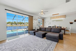 Smart TV, books - FLAMINGO FARMHOUSE. Your tranquil lake retreat with charm, designer style & private pool by Disney (Kissimmee)