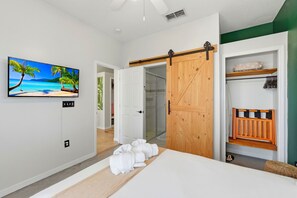 Desk, iron/ironing board, free WiFi, bed sheets - FLAMINGO FARMHOUSE. Your tranquil lake retreat with charm, designer style & private pool by Disney (Kissimmee)