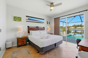 Desk, iron/ironing board, free WiFi, bed sheets - FLAMINGO FARMHOUSE. Your tranquil lake retreat with charm, designer style & private pool by Disney (Kissimmee)