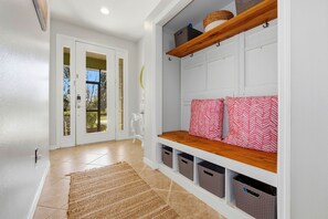 Interior - FLAMINGO FARMHOUSE. Your tranquil lake retreat with charm, designer style & private pool by Disney (Kissimmee)