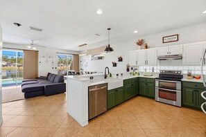Fridge, microwave, oven, stovetop - FLAMINGO FARMHOUSE. Your tranquil lake retreat with charm, designer style & private pool by Disney (Kissimmee)
