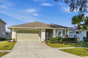Exterior - FLAMINGO FARMHOUSE. Your tranquil lake retreat with charm, designer style & private pool by Disney (Kissimmee)
