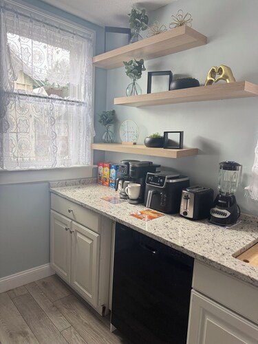 3-bedroom house with 5 beds in lovely Hamilton with cool AC and charm