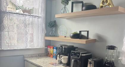 3-bedroom house with 5 beds in lovely Hamilton with cool AC and charm