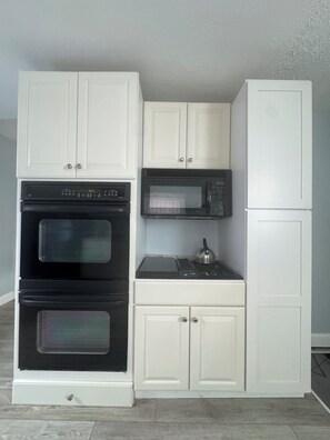 ثلاجة، ميكروويف، فرن، موقد طهي مسطح