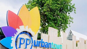 Un letrero con el texto 'PP Urban Town' y un logotipo colorido.