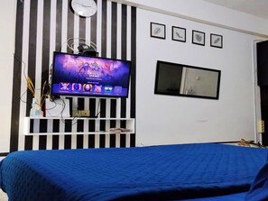 Studio Basic | Skrivbord, arbetsyta för laptop och gratis wi-fi