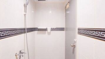 Estudio básico | Baño | Regadera, toallas, jabón, shampoo