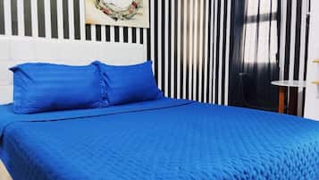 Studio Basic | Meja kerja, ruang kerja ramah laptop, dan Wi-Fi gratis