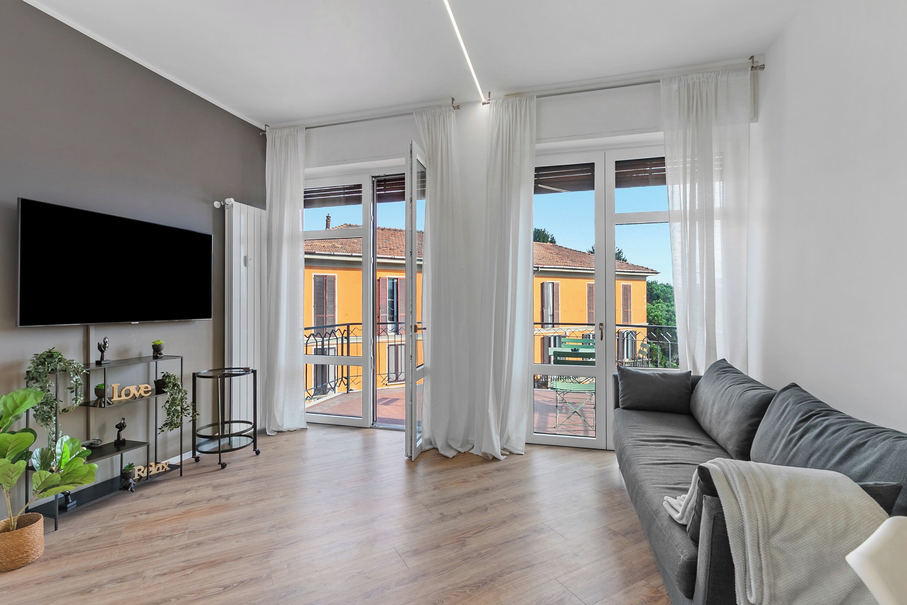 Familie appartement, meerdere slaapkamers (Specchio Di Cielo Arona Center) | Woonruimte | Een 21-inch flatscreentelevisie met kabelzenders