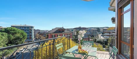 Family Apartment, Multiple Bedrooms (Specchio Di Cielo Arona Center) | Outdoor dining