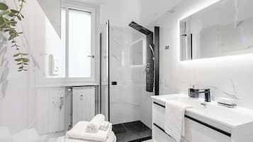 Appartamento familiare, camere multiple (Specchio Di Cielo Arona Center) | Bagno | Doccia, asciugacapelli, bidet, asciugamani