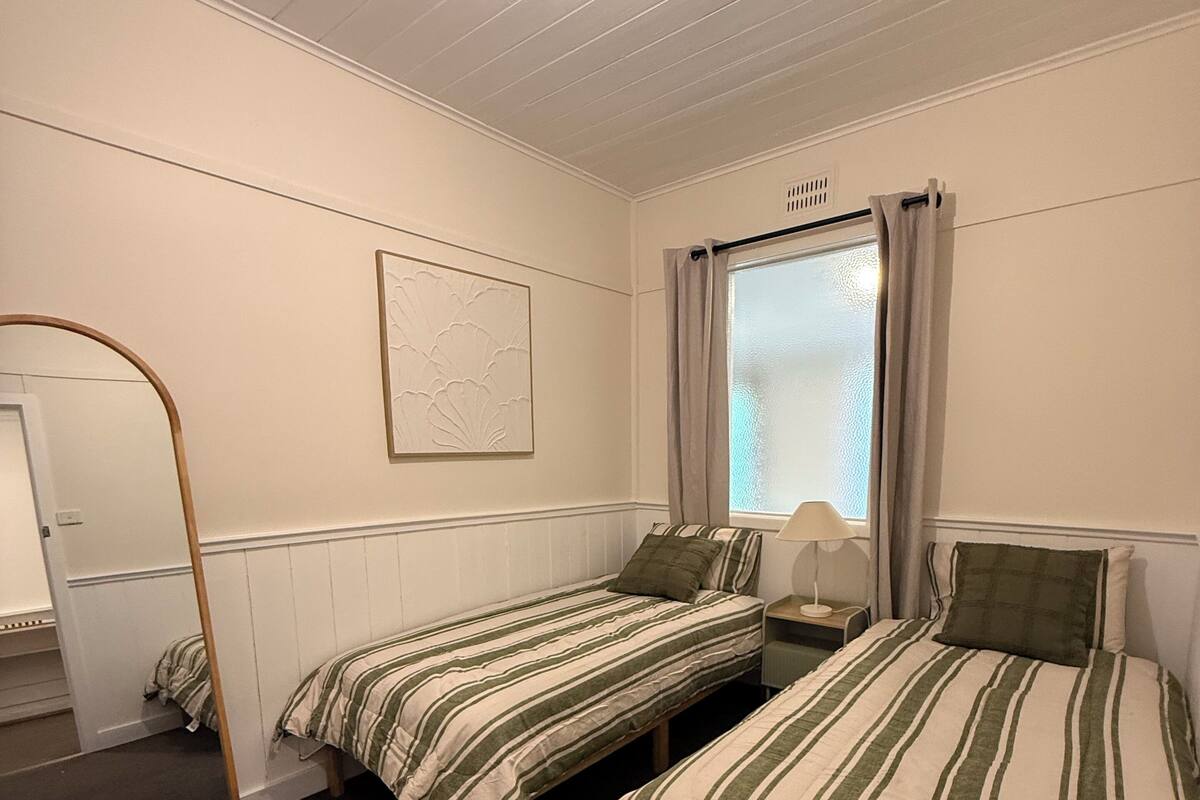 Basic Twin Room | WiFi (free), bed sheets