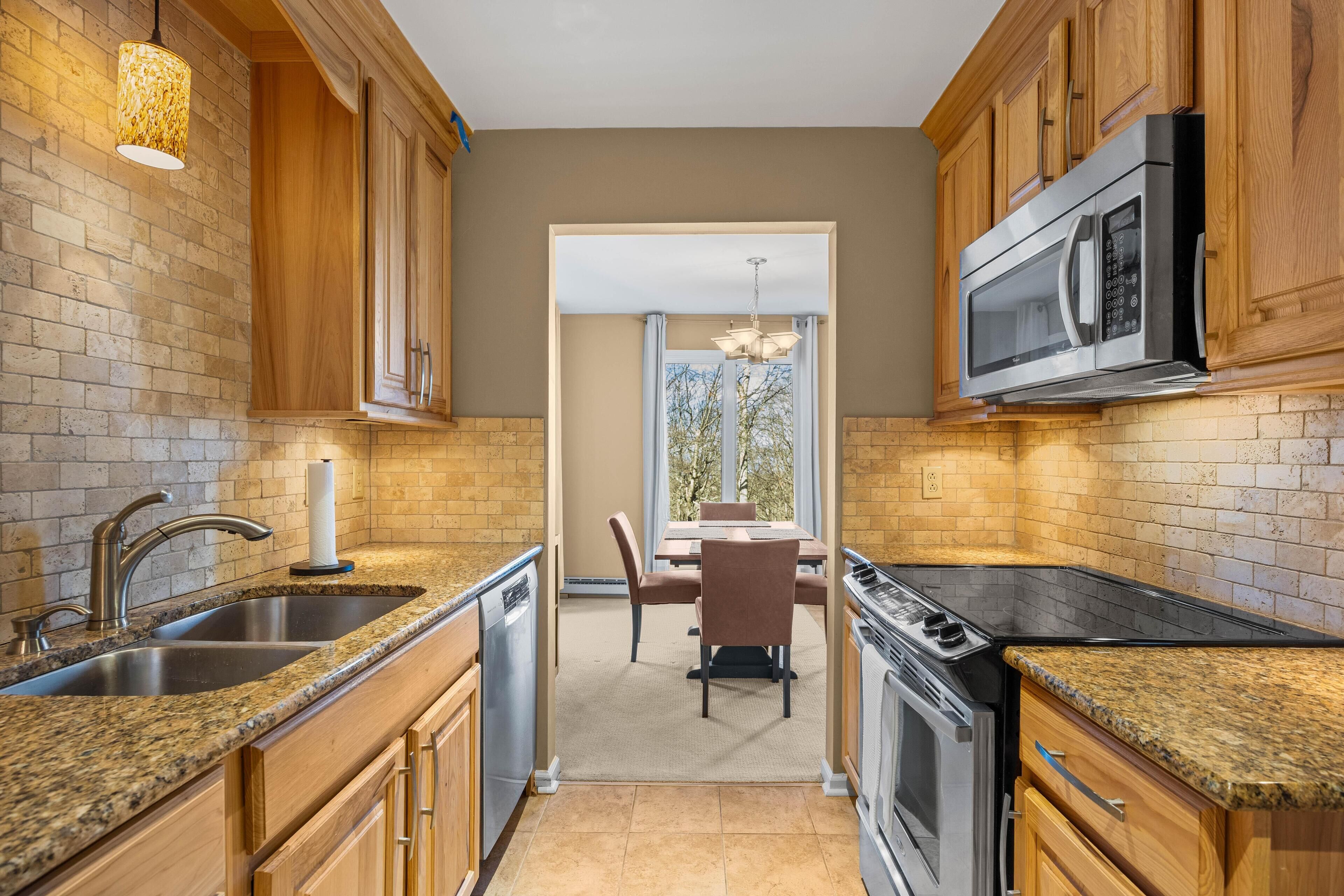 Geladeira, micro-ondas, fogão, cafeteira/chaleira