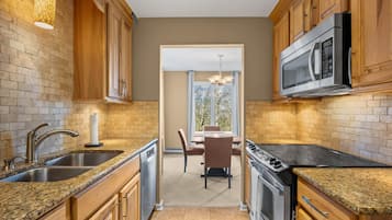 Geladeira, micro-ondas, fogão, cafeteira/chaleira