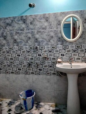 Douche, articles de toilette gratuits, serviettes fournies, savon