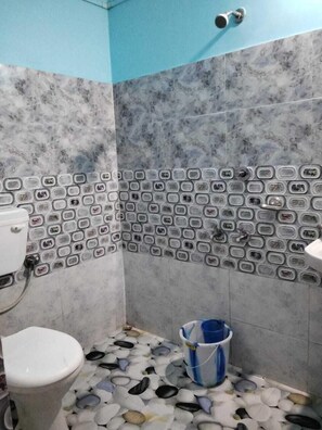 Chuveiro, toalhas de banho, sabonete, shampoo