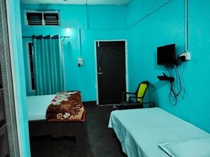 Quarto família, para fumantes | Escrivaninha, espaço de trabalho para notebook