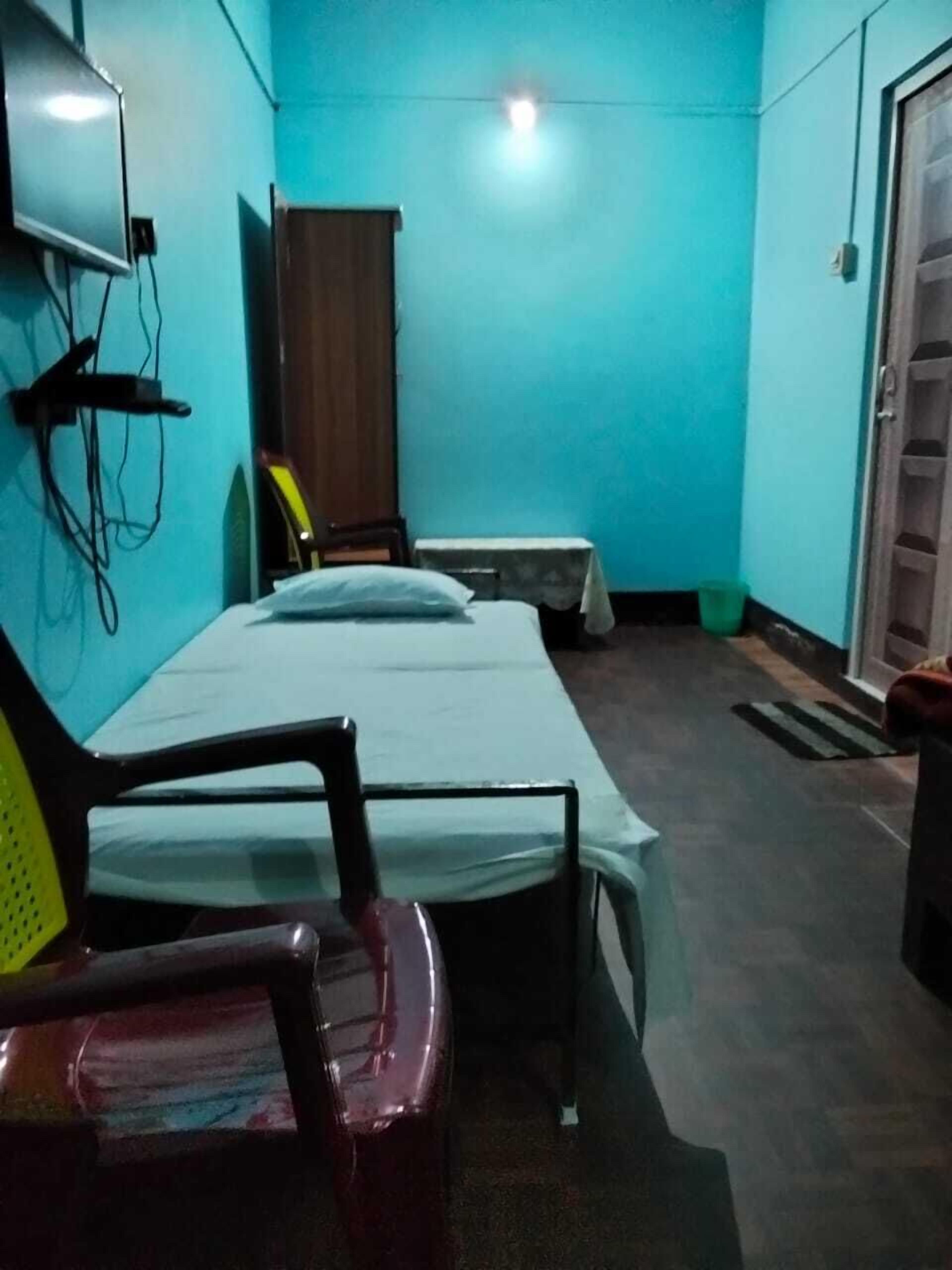 Deluxe Room, Smoking | Desk, laptop workspace, rollaway beds, bed sheets