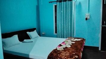 Quarto luxo, para fumantes | Escrivaninha, espaço de trabalho para notebook