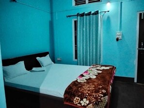 Quarto luxo, para fumantes | Escrivaninha, espaço de trabalho para notebook