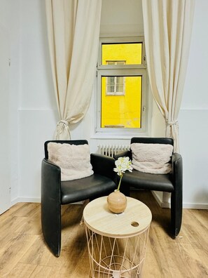 Eenvoudig appartement | Een strijkplank/strijkijzer