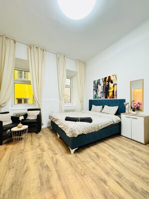 Eenvoudig appartement | Een strijkplank/strijkijzer